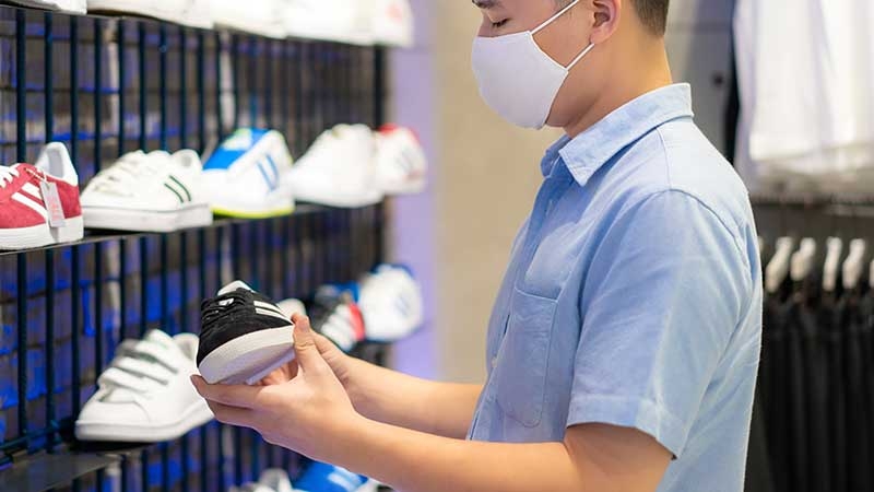 Image of man shopping for running shoe
